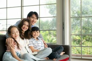 ein Junge und ein Tochter von ein asiatisch Familie. foto