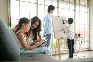 Familie von Künstler Das verbringen Wochenenden beim Zuhause Gemälde mit Wasser foto