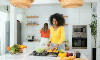 Porträt von lgbt Paar jung Frauen Essen Salat und lächelnd während Stehen im Küche beim Zuhause foto