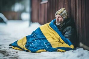 obdachlos Mann Schlafen auf das Bürgersteig eingewickelt im das Schweden Flagge foto