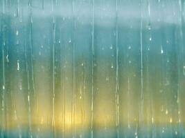 schließen oben Wasser Regen fallen beflecken auf Fenster Glas abstrakt Hintergrund Bild, ai generativ foto