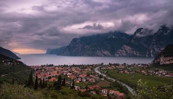 Panoramablick am Abend Blick auf Torbole, Lago di Garda, Trentino, Italien foto