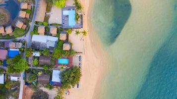 Luftaufnahme von oben, Resort und Strand mit smaragdblauem Wasser am wunderschönen tropischen Meer in Thailand?