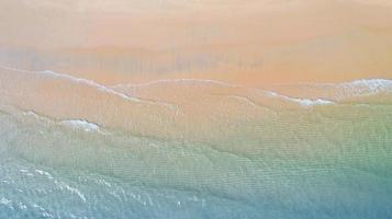 Luftaufnahme des Strandes mit smaragdblauem Wasser und Wellenschaum auf tropischem Meer foto