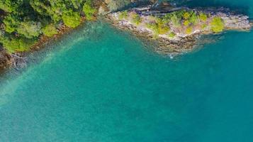 Luftbildfoto, tropischer Strand mit Meer und Felsen auf der Insel foto