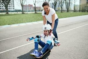 liebend Mutter hinter ihr Sohn, Wer sitzt auf ein Skateboard foto