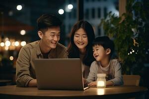 Familie ist suchen beim ein Laptop während Sitzung auf ein Sofa foto