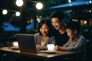 Familie ist suchen beim ein Laptop während Sitzung auf ein Sofa foto