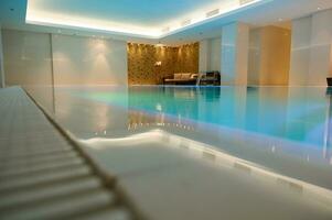 Nahansicht. Fotografie von ein luxuriös Innere von ein Wellness Spa Resort mit ein Thermal- Schwimmen Schwimmbad und unter Wasser Blitz foto