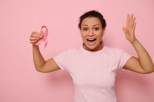 Frau im Rosa T-Shirt halten Krebs Bewusstsein Rosa Schleife. Oktober Brust Krebs Bewusstsein Monat, Frau im Rosa T- Hemd mit Rosa Band zum unterstützen Menschen Leben und Erkrankung. foto