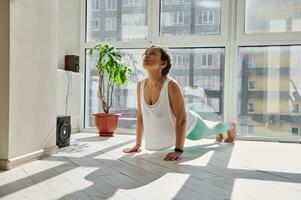 jung Frau üben urdhva Mukha svanasana Yoga Pose beim Zuhause foto