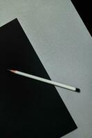 grau Bleistift auf ein schwarz Papier auf ein grau Hintergrund. eben legen, Kopieren Raum, oben Aussicht foto