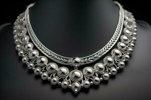Silber Halskette auf ein solide Farbe Hintergrund im Nahansicht. ai generativ foto