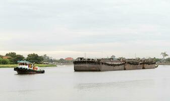 Schlepper Boot mit Lastkahn Schiff im Chao Phraya Fluss beim Thailand foto