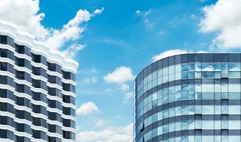 zwei modern Büro Gebäude mit Blau Himmel Hintergrund foto