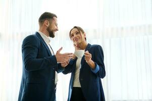 Hüftumfang von gut aussehend Mann und schön Frau, Geschäft Partner, Kollegen beim Kaffee Unterbrechung. Boss und Mitarbeiter flirten beim arbeiten. Konzept von Partnerschaft, Zusammenarbeit und erfolgreich Führung beim Arbeit foto