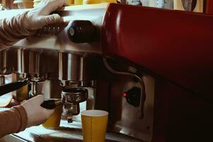 weiblich Barista Hand halten Boden Kaffee zum vorbereiten Espresso. Nahaufnahme. foto