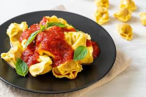 italienische Tortellini-Nudeln mit Tomatensauce foto