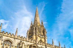 schöne Architektur an der Universitätskirche St. Maria der Jungfrau in Oxford, Großbritannien