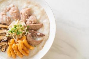 Congee oder Porridge mit Schweinefleisch foto