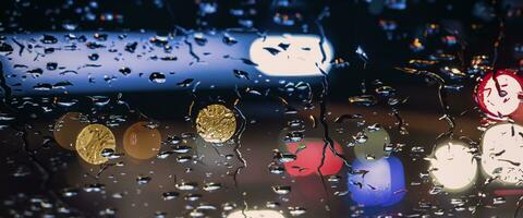Fahren im regnen. Regen auf Auto Windschutzscheibe oder Auto Fenster im regnerisch Jahreszeit und verschwommen der Verkehr Straße im Hintergrund. Regen Tropfen auf Auto Spiegel. Straße im Regen. Nieselregen regnet sinkt Fahren Sichtweite. foto