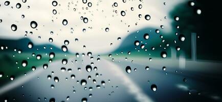 Regen Dusche auf Auto Windschutzscheibe oder Auto Fenster und verschwommen Straße im Hintergrund. foto