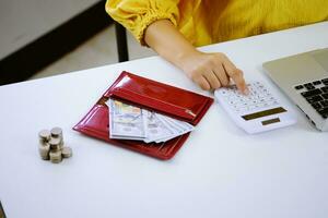 Frau Unternehmer rechnen Kosten wirtschaftlich Budget Speichern und Investition Konzept. foto