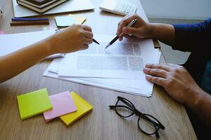 Erwachsene Studenten Coaching Erziehung zusammen Lehrer Verwaltung Konzept foto