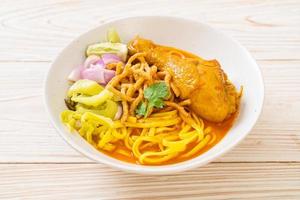 Nordthailändische Nudel-Curry-Suppe mit Hühnchen