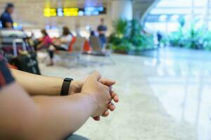 Mann warten zum Flug im Flughafen Abfahrt Bereich beim Flughafen warten das Flug foto