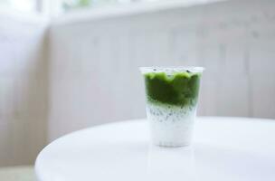 japanisch Matcha Grün Tee Latté im Glas Tasse. foto