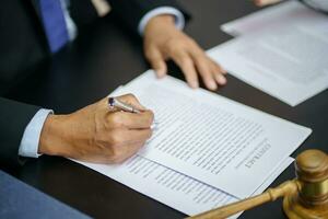 Legal Counsel legt dem Mandanten einen unterschriebenen Vertrag mit Hammer und Legal Law vor. Justiz- und Anwaltskonzept foto