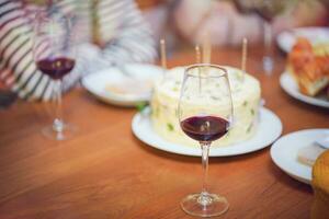heiter freunde genießen Zuhause Geburtstag Urlaub Party. asiatisch Schwester Jubel Trinken rot Wein feiern mit Geburtstag Kuchen foto