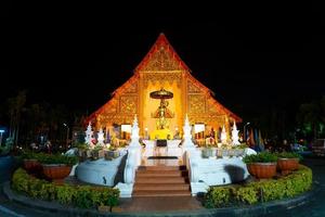 chiangmai, thailand - 6. dezember 2020 - wat phra singh waramahavihan, der tempel enthält herausragende Beispiele der lanna-kunst. foto