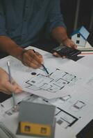 Ingenieur-Teamwork-Meeting, Zeichnungsarbeit an Blueprint-Meeting für Projektarbeit mit Partner an Modellbau- und Engineering-Tools in Baustellen-, Konstruktions- und Strukturkonzept. foto