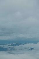 Berg Angebot mit sichtbar Silhouetten durch das Morgen Blau Nebel. foto