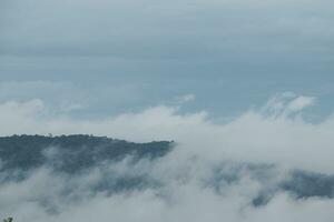 Berg Angebot mit sichtbar Silhouetten durch das Morgen Blau Nebel. foto