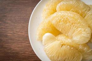 frisch geschälte Pomelo, Grapefruit oder Shaddock foto