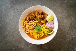 Nordthailändische Nudel-Curry-Suppe mit geschmortem Schweinefleisch