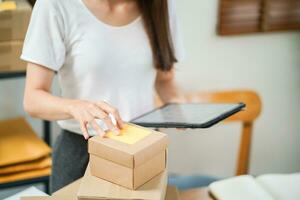 asiatisch Frau vorbereiten Paket Lieferung Box Versand zum Einkaufen online Lieferung Mail Bedienung Menschen und Sendung Konzept foto