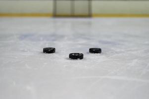 Hockeypuck auf dem Eis foto