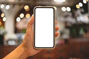 Damen Hände halten Zelle Telefon leer Kopieren Raum Bildschirm. Smartphone mit leer Weiß Bildschirm isoliert auf Weiß Hintergrund . Clever Telefon mit Technologie Konzept foto