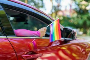 glücklich asiatisch Frau Unterstützung lgbt Stolz Parade im Wagen. mit Regenbogen von lgbtq oder lgbtqia. foto