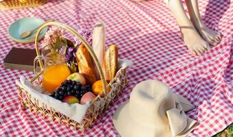 Picknick Mittagessen Mahlzeit draußen Park mit Essen Picknick Korb. genießen Picknick Zeit im Park Natur draussen foto