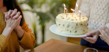 heiter freunde genießen Zuhause Geburtstag Urlaub Party. asiatisch Schwester Jubel Trinken rot Wein feiern mit Geburtstag Kuchen. foto
