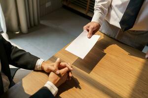 Verlassen Job Geschäft Mann Senden Rücktritt Brief und Verpackung Zeug zurücktreten drücken oder Tragen Geschäft Karton Box im Büro. Veränderung von Job oder gefeuert von Unternehmen. foto