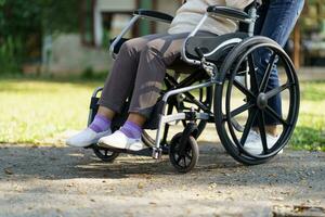 Pflege- heim. jung Pflegekraft Portion Senior Frau im Rollstuhl. foto