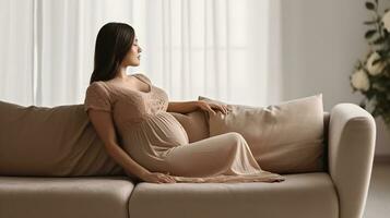 schwanger weiblich auf das Couch tragen Beige Kleid mit Waffen auf ihr runden Bauch. generativ ai foto