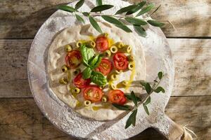 roh Pizza mit Tomate und Oliven foto