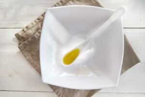 klein Behälter mit extra Jungfrau Olive Öl foto